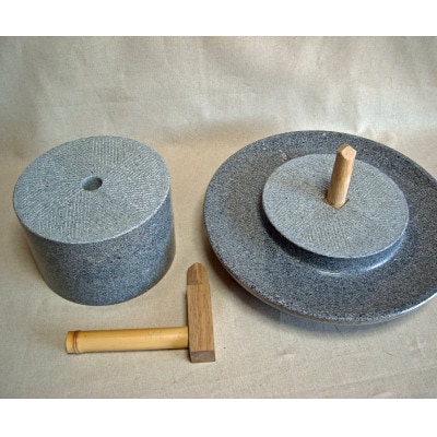 本格派の手挽き抹茶臼