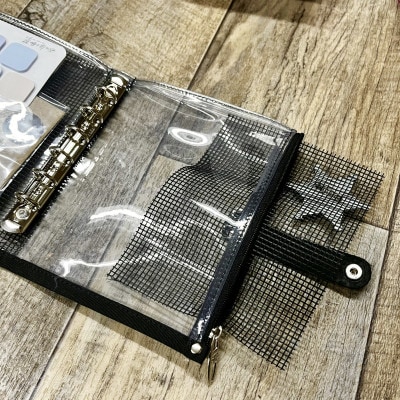 表紙がポーチになったM6ワイドサイズクリア手帳　推し活にも最高【SPEECHBALLOON】ブラック