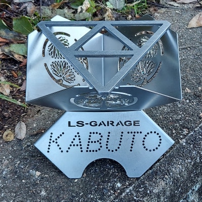 葵の紋をデザインした上下分割タイプの焚き火台です。アウトドア、キャンプにどうぞ