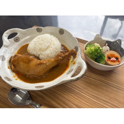【食卓が騒然】国産おやどりの骨付きモモが丸ごと1本!/六ツ美のあの肉カレー辛口(2個セット)