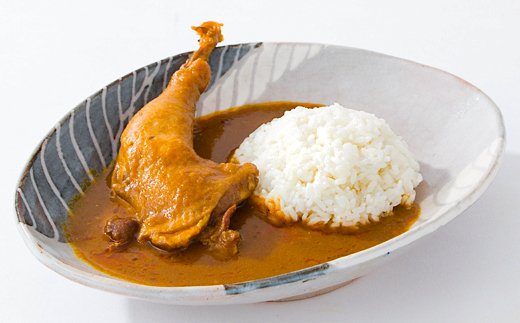 【食卓が騒然】国産おやどりの骨付きモモが丸ごと1本!/六ツ美のあの肉カレーMIX(中辛・辛口各2個)