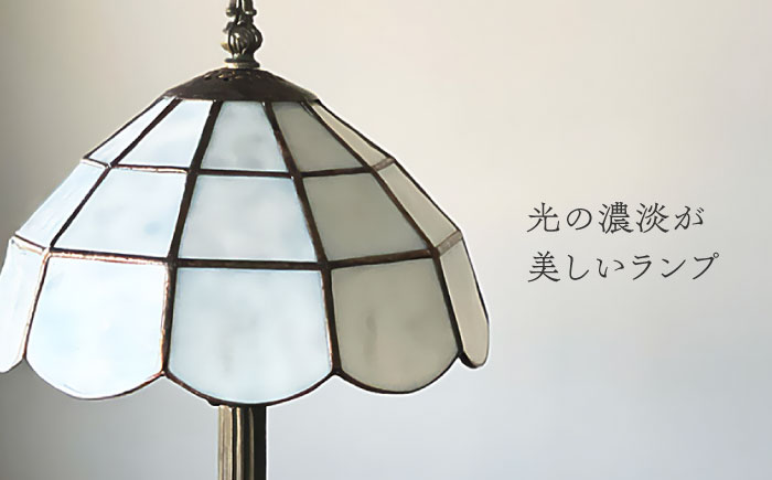 Nijiiro Lamp のステンドグラスのテーブルランプ 木漏れ日 ホワイト / ランプ  オリジナル ギフト / 瀬戸市 / Ｎｉｊｉｉｒｏ　Ｌａｍｐ [BBAD022]