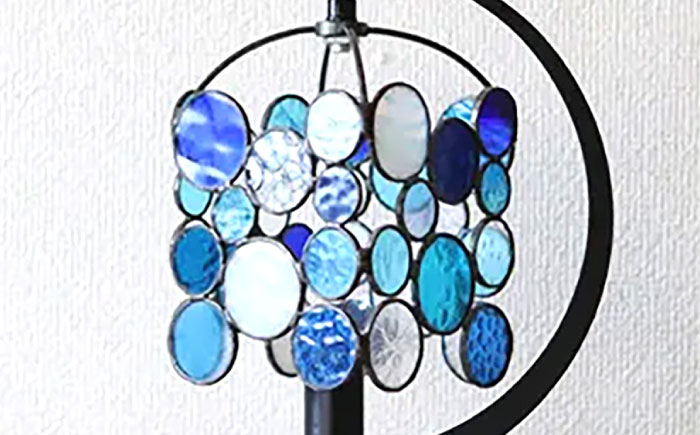 ステンドグラスのテーブルランプ ニジイロドロップス ブルー / ランプ オリジナル ギフト / 瀬戸市 / Ｎｉｊｉｉｒｏ　Ｌａｍｐ [BBAD044]