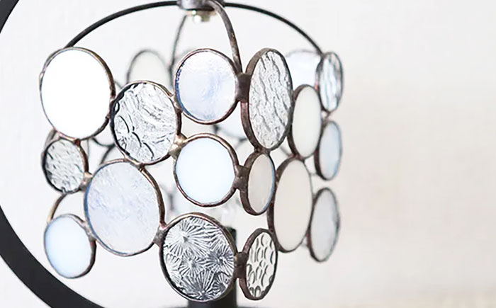 ステンドグラスのテーブルランプ チビ ホワイト / ランプ オリジナル ギフト / 瀬戸市 / Ｎｉｊｉｉｒｏ　Ｌａｍｐ [BBAD046]