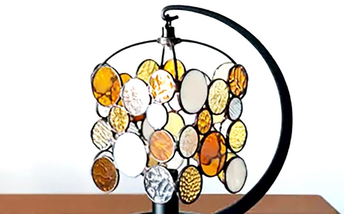 ステンドグラスのテーブルランプ ニジイロドロップス アンバー / ランプ オリジナル ギフト / 瀬戸市 / Ｎｉｊｉｉｒｏ　Ｌａｍｐ [BBAD048]