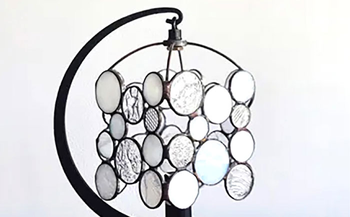 ステンドグラスのテーブルランプ ニジイロドロップス ホワイト / ランプ オリジナル ギフト / 瀬戸市 / Ｎｉｊｉｉｒｏ　Ｌａｍｐ [BBAD049]