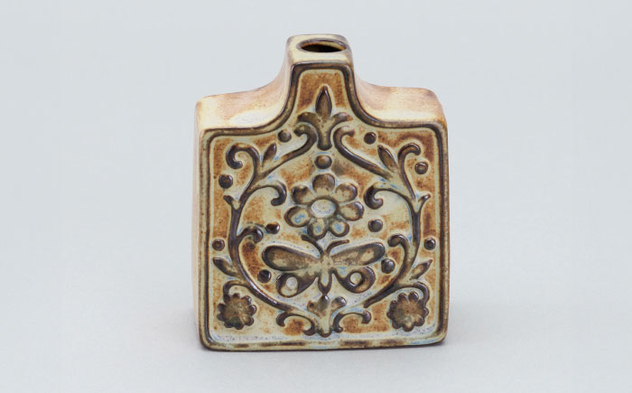 【瀬戸焼】一輪挿し　唐草模様　四角（K27）【かしわ窯】 / 瀬戸焼 ギフト 一輪挿し 花瓶 花器 インテリア / 瀬戸市 [BBAJ017]