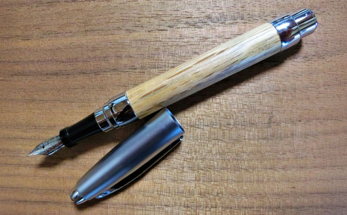 どんぐりの木の万年筆 ナチュラル 1本 / 瀬戸市 / 【わたり工房】 / 文房具 木製 ギフト 贈り物 [BBAU003]