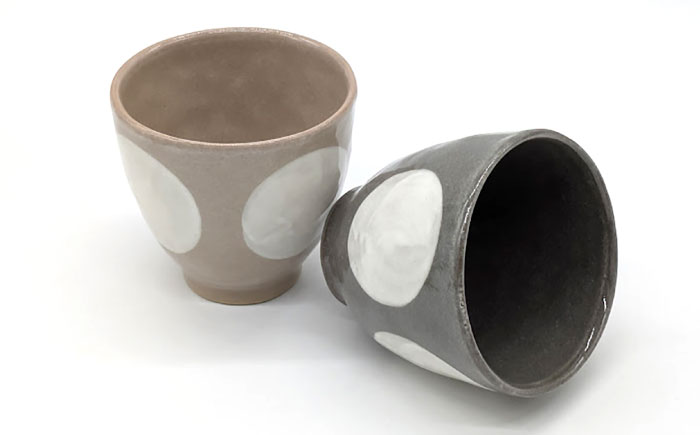 【瀬戸焼】水玉湯呑ペア グレー&ベージュ 2個セット 【山長陶苑】 / 湯呑 湯呑み 食器 和食器 / 瀬戸市 [BBBH046]