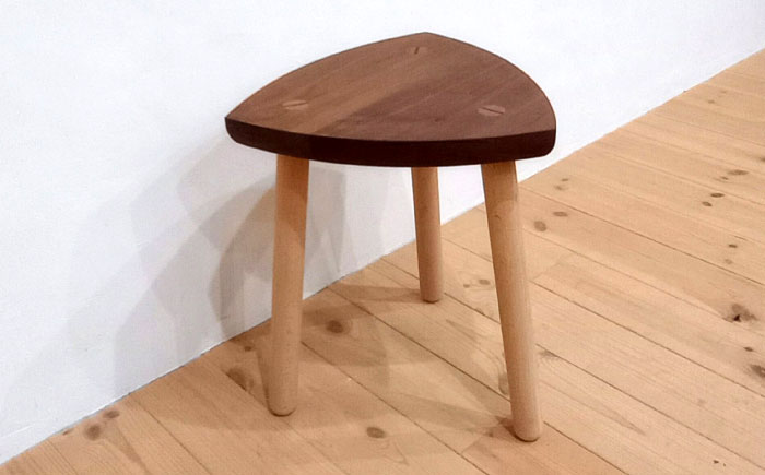さんかくのスツール ウォルナット×ブナ / スツール すつーる 椅子 スツール椅子 木製 おしゃれ インテリア サイドテーブル ナイトテーブル 花台 ウォルナット ブナ / 瀬戸市 / 山本家具製作 [BBBT001]