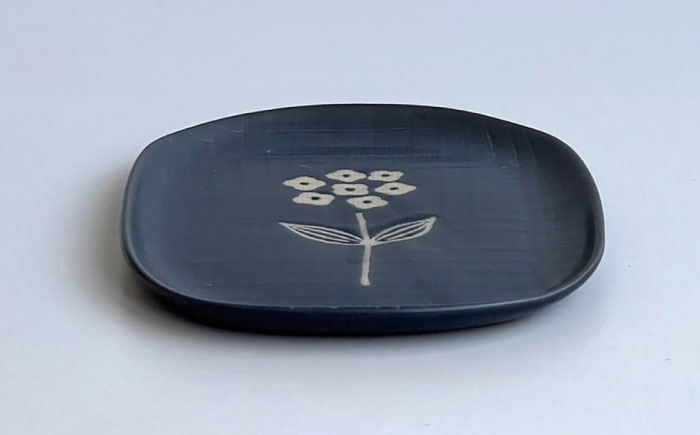 【瀬戸焼】wanohana中皿（紺）【株式会社カネ三商店】 / 皿 食器 ギフト プレゼント / 瀬戸市 [BBDD011] 紺