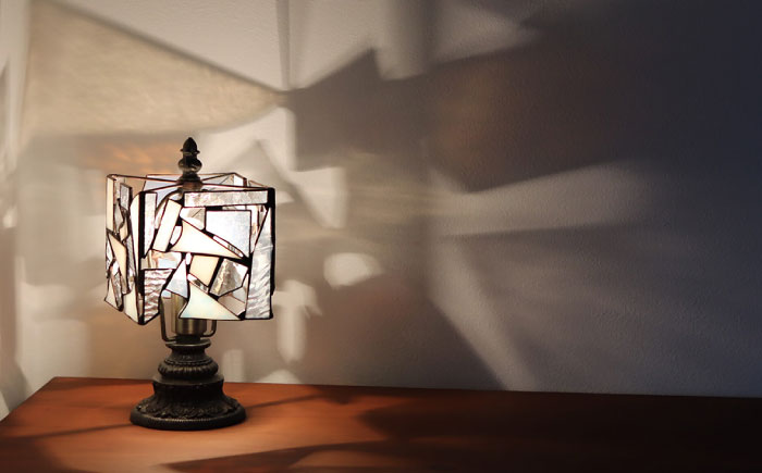 ＜Nijiiro Lamp＞ステンドグラスのテーブルランプ カケラ スクエア ホワイト / ランプ  オリジナル ギフト / 瀬戸市 / Ｎｉｊｉｉｒｏ　Ｌａｍｐ [BBAD001]