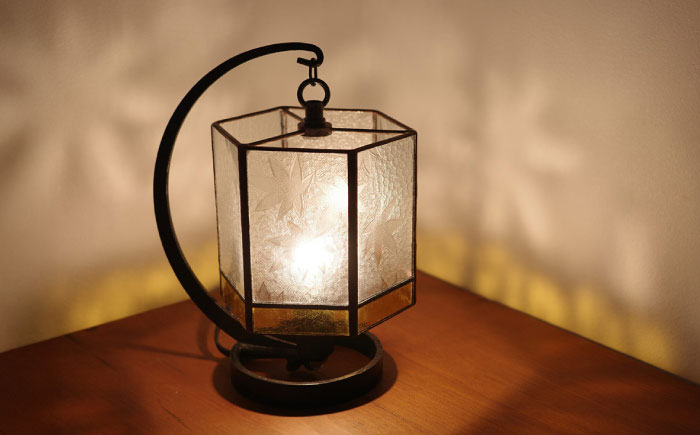 Nijiiro Lamp のステンドグラスのテーブルランプ 6 もみじ アンバー / ランプ  オリジナル ギフト / 瀬戸市 / Ｎｉｊｉｉｒｏ　Ｌａｍｐ [BBAD003]