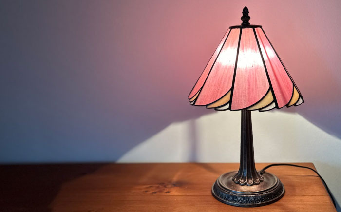 Nijiiro Lamp のステンドグラスのテーブルランプ カトレア ピンク / ランプ  オリジナル ギフト / 瀬戸市 / Ｎｉｊｉｉｒｏ　Ｌａｍｐ [BBAD005]