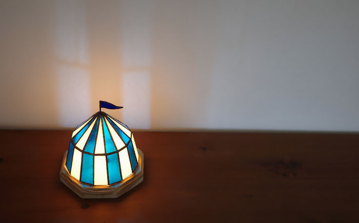 Nijiiro Lamp のステンドグラスのテーブルランプ サーカステント ファースト ブルー / ランプ  オリジナル ギフト / 瀬戸市 / Ｎｉｊｉｉｒｏ　Ｌａｍｐ [BBAD008]