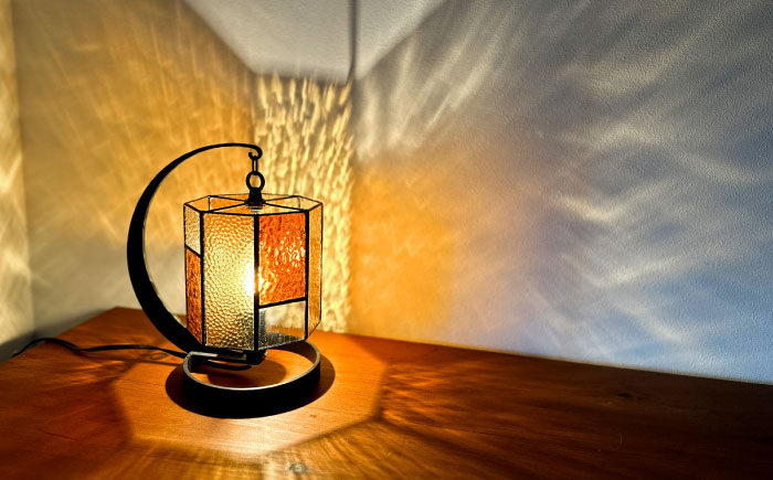 Nijiiro Lamp のステンドグラスのテーブルランプ　サークルクリア　アンバー / ランプ  オリジナル ギフト / 瀬戸市 / Ｎｉｊｉｉｒｏ　Ｌａｍｐ [BBAD009]