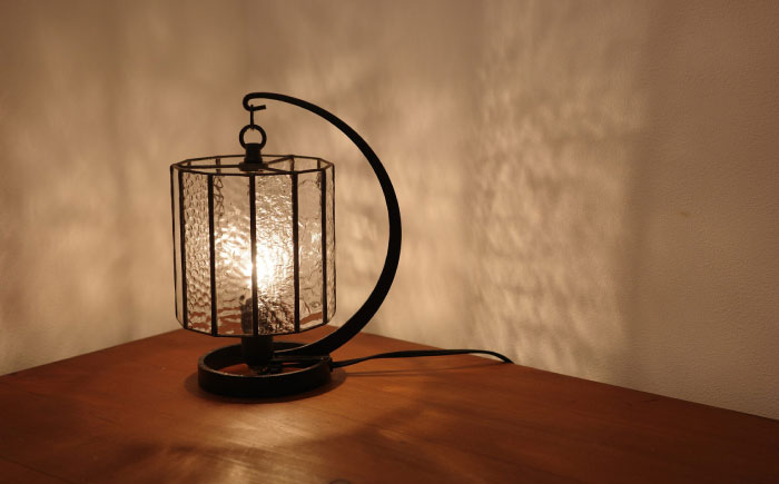 Nijiiro Lamp のステンドグラスのテーブルランプ ストライプ / ランプ  オリジナル ギフト / 瀬戸市 / Ｎｉｊｉｉｒｏ　Ｌａｍｐ [BBAD010]