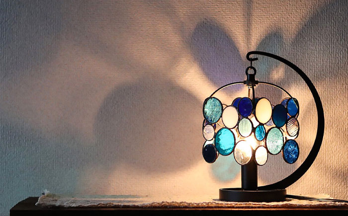 Nijiiro Lamp のステンドグラスのテーブルランプ チビ ブルー / ランプ  オリジナル ギフト / 瀬戸市 / Ｎｉｊｉｉｒｏ　Ｌａｍｐ [BBAD011]