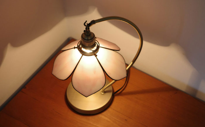 Nijiiro Lamp のステンドグラスのテーブルランプ ベルフラワーピンク / ランプ  オリジナル ギフト / 瀬戸市 / Ｎｉｊｉｉｒｏ　Ｌａｍｐ [BBAD020]