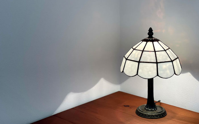 Nijiiro Lamp のステンドグラスのテーブルランプ 木漏れ日 ホワイト / ランプ  オリジナル ギフト / 瀬戸市 / Ｎｉｊｉｉｒｏ　Ｌａｍｐ [BBAD022]