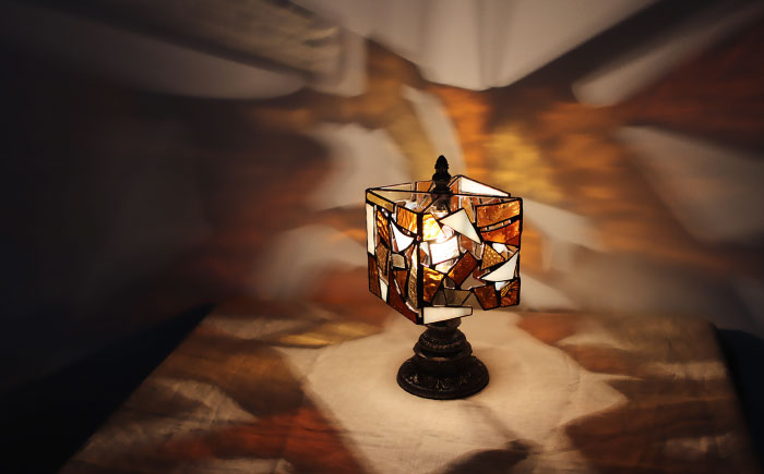 ステンドグラスのテーブルランプ カケラ スクエア アンバー / ランプ  オリジナル ギフト / 瀬戸市 / Ｎｉｊｉｉｒｏ　Ｌａｍｐ [BBAD023]