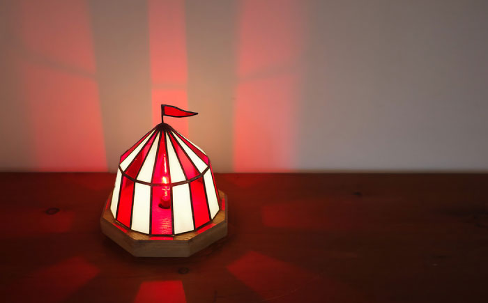 ステンドグラスのテーブルランプ サーカステント ファースト レッド / ランプ  オリジナル ギフト / 瀬戸市 / Ｎｉｊｉｉｒｏ　Ｌａｍｐ [BBAD024]