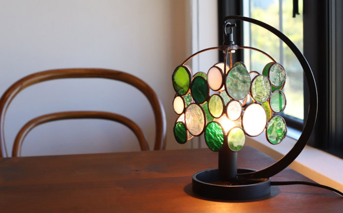 ステンドグラスのテーブルランプ チビ グリーン / ランプ  オリジナル ギフト / 瀬戸市 / Ｎｉｊｉｉｒｏ　Ｌａｍｐ [BBAD027]