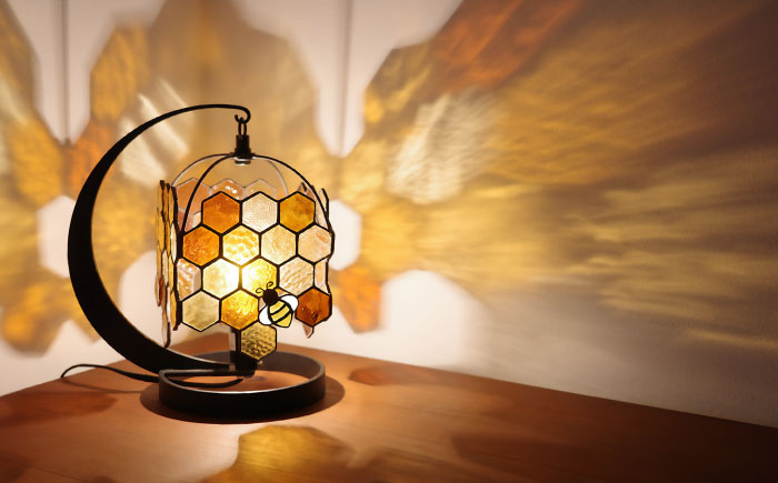ステンドグラスのテーブルランプ ミツバチプレミアム　アンバー / ランプ  オリジナル ギフト / 瀬戸市 / Ｎｉｊｉｉｒｏ　Ｌａｍｐ [BBAD033]