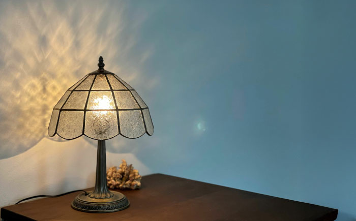 ステンドグラスのテーブルランプ 木漏れ日 L フラワー / ランプ  オリジナル ギフト / 瀬戸市 / Ｎｉｊｉｉｒｏ　Ｌａｍｐ [BBAD035]