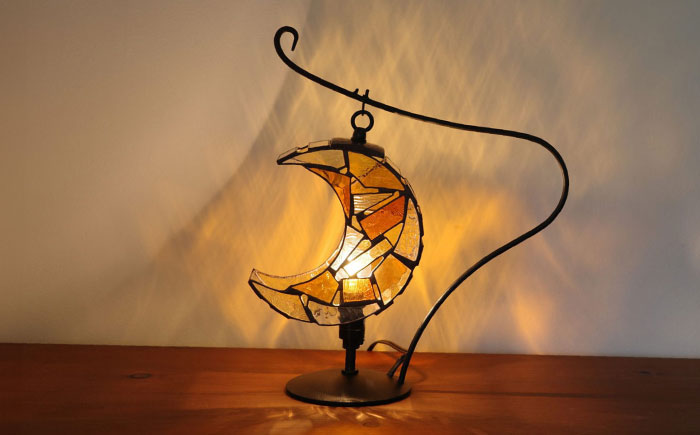 ステンドグラスのテーブルランプ 月 アンバー S / ランプ オリジナル ギフト / 瀬戸市 / Ｎｉｊｉｉｒｏ Ｌａｍｐ [BBAD039]