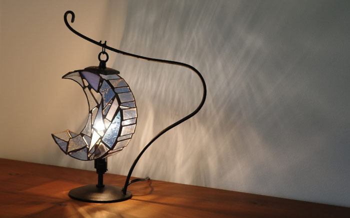 ステンドグラスのテーブルランプ 月 ペールブルー S / ランプ オリジナル ギフト / 瀬戸市 / Ｎｉｊｉｉｒｏ Ｌａｍｐ [BBAD041]