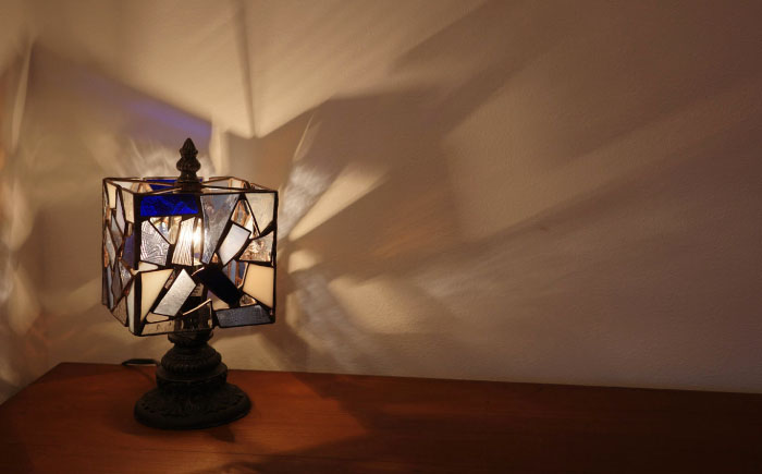 ステンドグラスのテーブルランプ カケラ スクエア ブルー / ランプ オリジナル ギフト / 瀬戸市 / Ｎｉｊｉｉｒｏ Ｌａｍｐ [BBAD042]