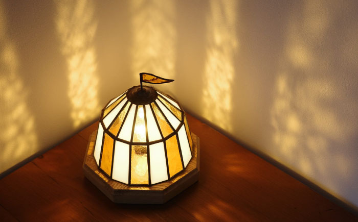 ステンドグラスのテーブルランプ サーカステント ファースト アンバー / ランプ オリジナル ギフト / 瀬戸市 / Ｎｉｊｉｉｒｏ Ｌａｍｐ [BBAD043]