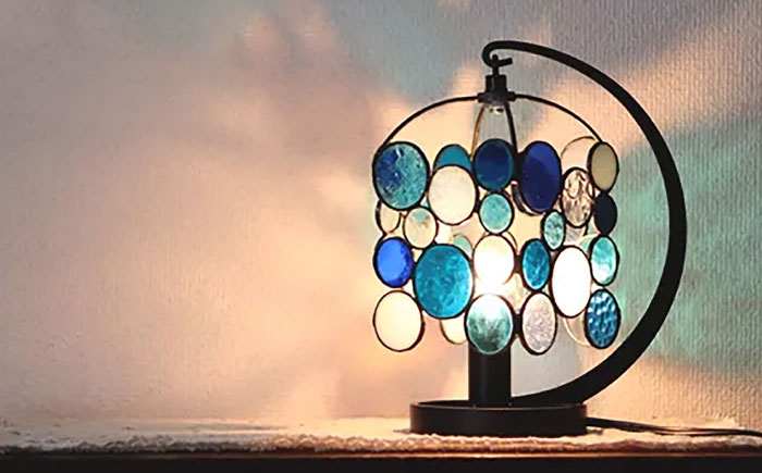ステンドグラスのテーブルランプ ニジイロドロップス ブルー / ランプ オリジナル ギフト / 瀬戸市 / Ｎｉｊｉｉｒｏ　Ｌａｍｐ [BBAD044]