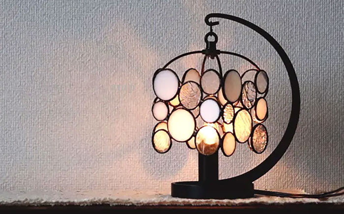 ステンドグラスのテーブルランプ チビ ホワイト / ランプ オリジナル ギフト / 瀬戸市 / Ｎｉｊｉｉｒｏ　Ｌａｍｐ [BBAD046]