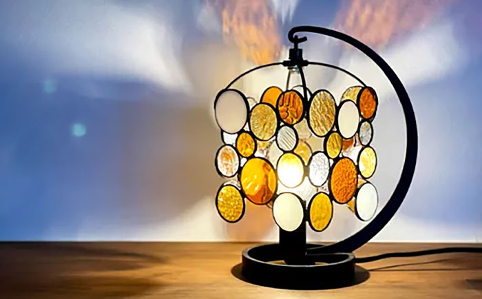 ステンドグラスのテーブルランプ ニジイロドロップス アンバー / ランプ オリジナル ギフト / 瀬戸市 / Ｎｉｊｉｉｒｏ　Ｌａｍｐ [BBAD048]