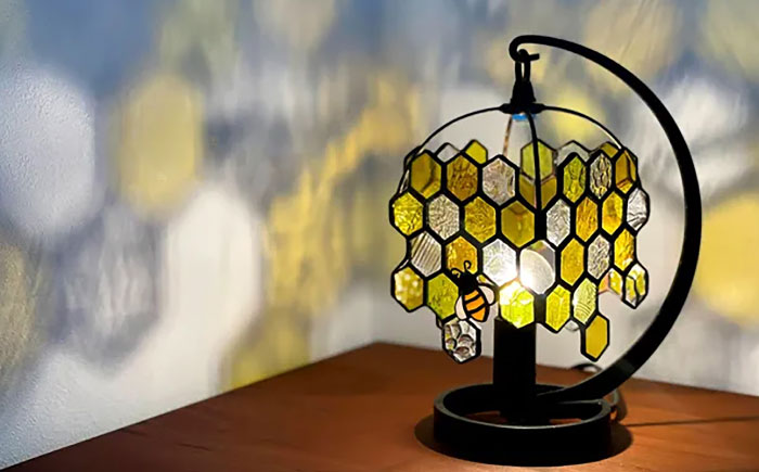ステンドグラスのテーブルランプ ミツバチ イエロー / ランプ オリジナル ギフト / 瀬戸市 / Ｎｉｊｉｉｒｏ　Ｌａｍｐ [BBAD050]