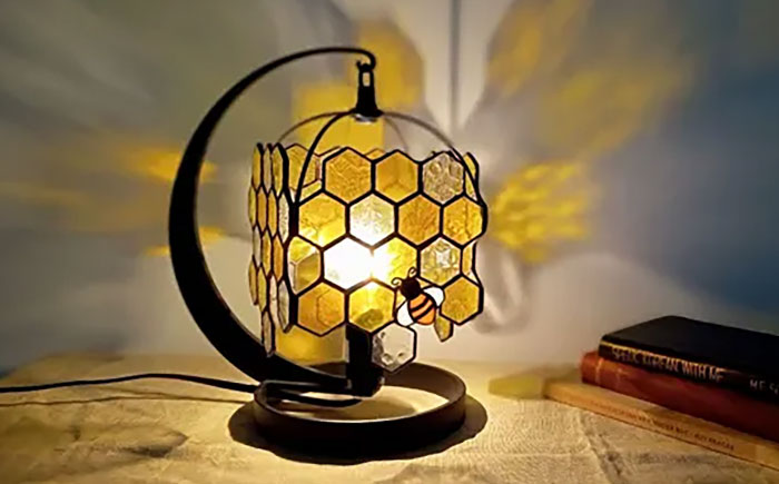 ステンドグラスのテーブルランプ ミツバチプレミアム イエロー / ランプ オリジナル ギフト / 瀬戸市 / Ｎｉｊｉｉｒｏ　Ｌａｍｐ [BBAD051]