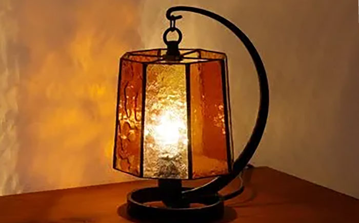 ステンドグラスのテーブルランプ ファン アンバー / ランプ オリジナル ギフト / 瀬戸市 / Ｎｉｊｉｉｒｏ　Ｌａｍｐ [BBAD052]