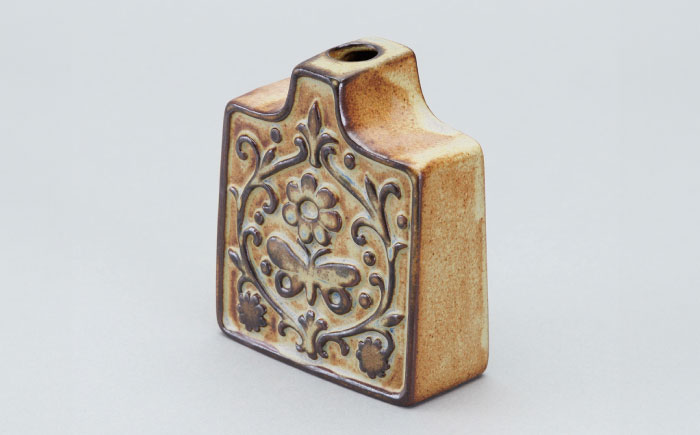 【瀬戸焼】一輪挿し　唐草模様　四角（K27）【かしわ窯】 / 瀬戸焼 ギフト 一輪挿し 花瓶 花器 インテリア / 瀬戸市 [BBAJ017]