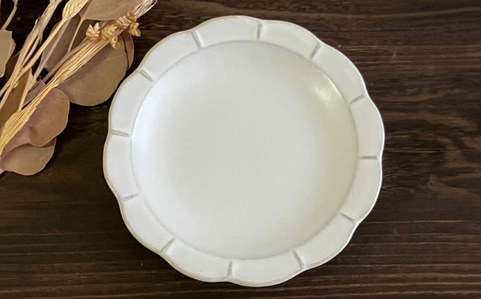 【瀬戸焼】白釉花型皿16cm 2枚セット【株式会社まるたか水野コーポレーション】 / 皿 食器  ギフト プレゼント / 瀬戸市 [BBBF019]