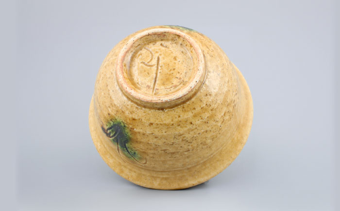 【瀬戸焼】　手造り 黄瀬戸草紋茶碗【山長陶苑】　/ 焼き物 陶器 茶碗 ごはん 皿 [BBBH017]