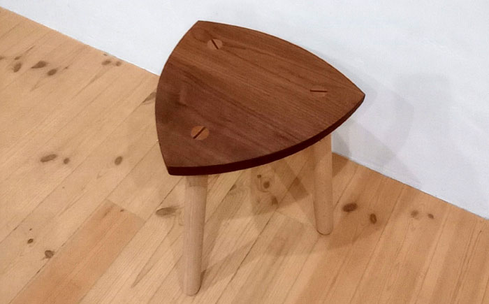 さんかくのスツール ウォルナット×ブナ / スツール すつーる 椅子 スツール椅子 木製 おしゃれ インテリア サイドテーブル ナイトテーブル 花台 ウォルナット ブナ / 瀬戸市 / 山本家具製作 [BBBT001]