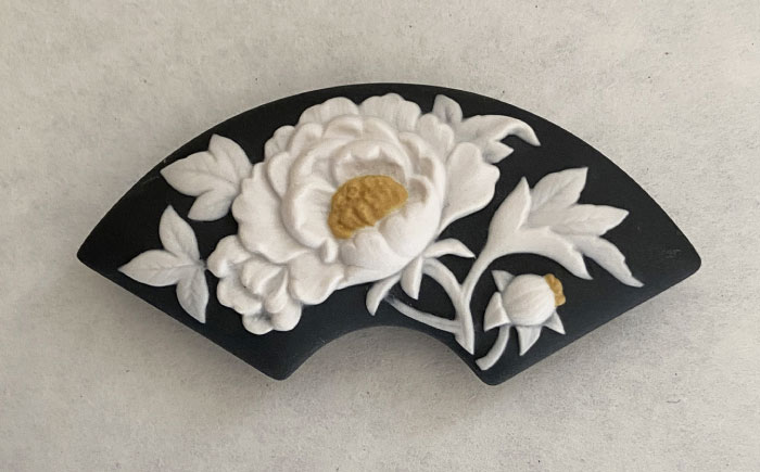 帯留 牡丹（墨色）/ アクセサリー 装飾品 ブローチ ペンダント カメオ アンティーク レトロ / 瀬戸市 / 陶華 [BBCD005]