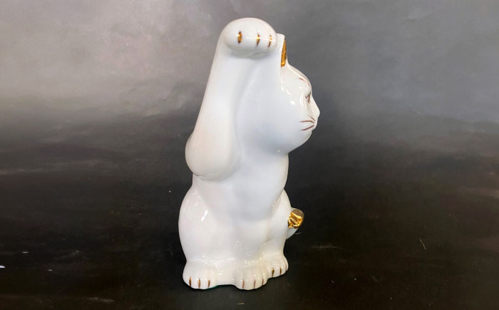 【瀬戸焼】横猫 本金 右手上げ 17.5cm 化粧箱入り 【スズカ】 / 招き猫 金運 財運 [BBDJ009]