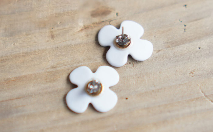 【瀬戸焼】 眞窯 磁器のお花の耳飾り ピアス しろ 【眞窯】/ アクセサリー 耳飾り /瀬戸市 [BBDK010]