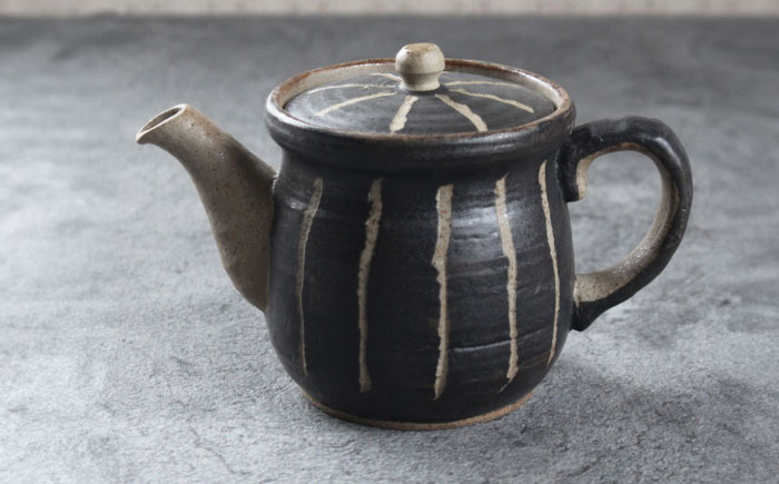 【瀬戸焼】 「舞陶館」　線彫 ポット急須・黒色（金網茶こし付）１個 【松本陶器株式会社】/ 急須 ポット / 瀬戸市 [BBDX007]