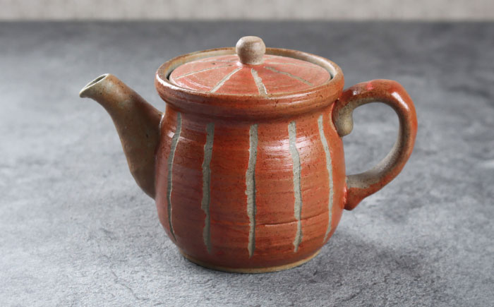 【瀬戸焼】 「舞陶館」　線彫　ポット急須・赤色（金網茶こし付）１個 【松本陶器株式会社】/ 急須 ポット / 瀬戸市 [BBDX008]