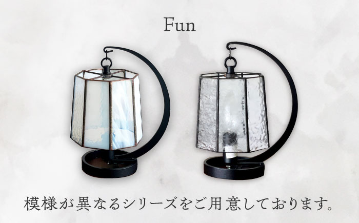 Nijiiro Lamp のステンドグラスのテーブルランプ ファン ホワイト / ランプ  オリジナル ギフト / 瀬戸市 / Ｎｉｊｉｉｒｏ　Ｌａｍｐ [BBAD018]