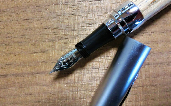 どんぐりの木の万年筆 ナチュラル 1本 / 瀬戸市 / 【わたり工房】 / 文房具 木製 ギフト 贈り物 [BBAU003]